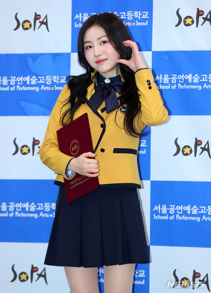 <b>졸업</b>장 든 <b>로켓펀치 다현</b>