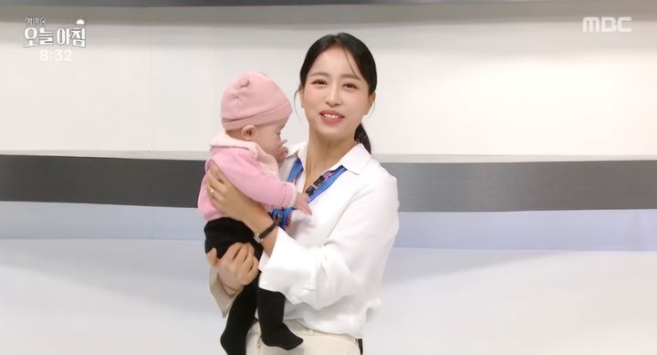 <b>임현주</b> 아나운서, 생후 170일 딸 안고 <b>생방송</b>…무슨 일?