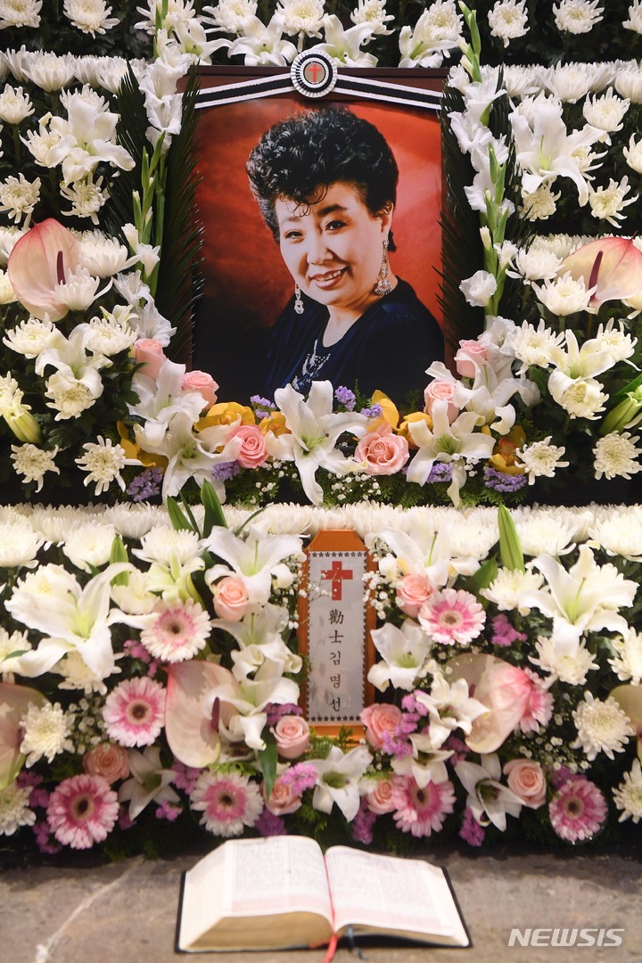 <b>현미</b>, 어느덧 1주기…'무심한 <b>밤안개</b>'처럼