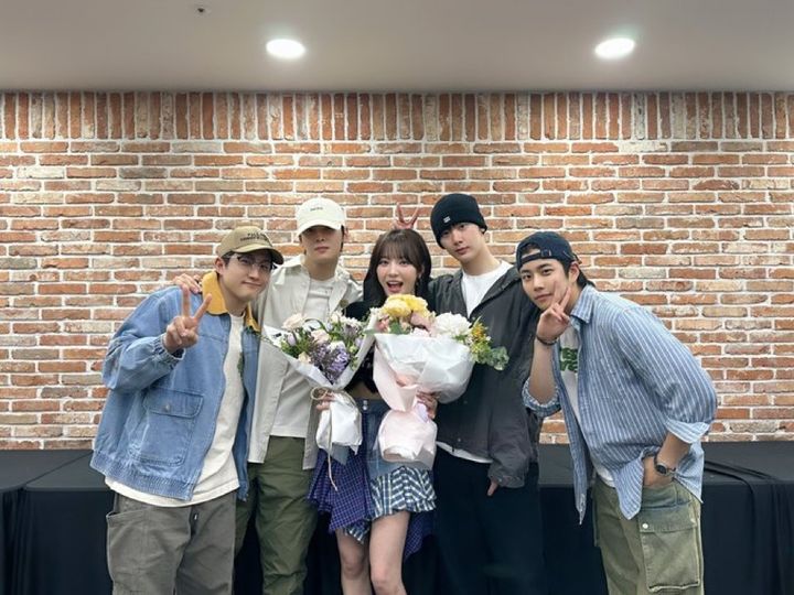 <b>아스트로</b>, 故<b>문빈 동생</b> 문수아 만났다…"좋은 무대 많이 보여줘"