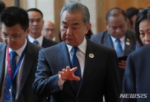 中왕이 "중국 전기차에 관세는 보호무역주의"…EU와 회담
