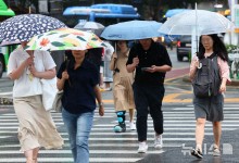무더위 속 중부지방 소나기…제주·남부는 태풍 영향권[오늘날씨]