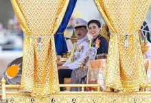 '26세 연하' 네 번째 부인과 황금배 타고…72세 태국왕 초호화 생일잔치