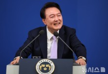 윤 "수험생 여러분, 내일 자신을 믿고 실력 유감없이 발휘하길"