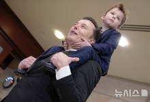 아들 목말 태운 일론 머스크 '남다른 美 의회 등장' [뉴시스Pic]