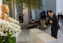 롯데, 신격호 창업주 5주기 추모식…신동빈 회장, 경영진과 헌화