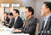 최 대행 "가계부채 비율 3년 연속 하락세…80% 수준까지 안정화"
