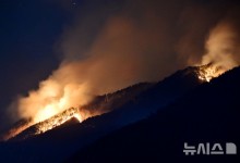 경남 산청 대형산불 이틀째…행안부, 진화 현장 방문