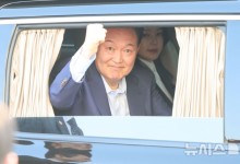 尹, 관저 퇴거길에 지지자와 포옹·악수…주먹 불끈 쥐기도(종합)