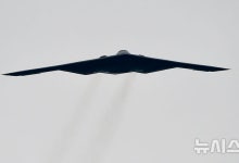 "벙커 버스터 탑재 가능 B-2 폭격기 美본토서 이륙…괌 향하나"
