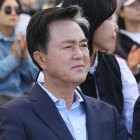 김태흠 "도민 마음 얻는데 정성"…정진석 출마철회 환영