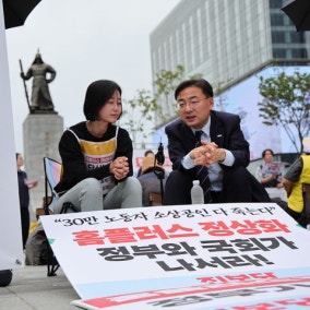 신장식 "정부, 홈플러스 사태 적극 중재·정상화 이끌어야"…단식 농성 김재연 위로