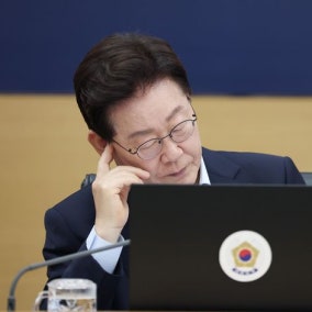 이 대통령, 강훈식 사의 수리 여부 고심…순방 이후 결정 가능성