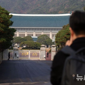 靑, 유시민 작가에 "근거 없는 비난성 주장 계속돼…대통령 검찰 개혁 의지 왜곡 유감"