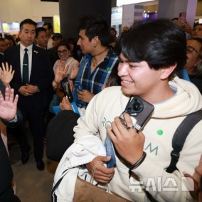 이 대통령 부부, 멕시코 '작은서울'서 타코 오찬…K팝 팬과 하이파이브도
