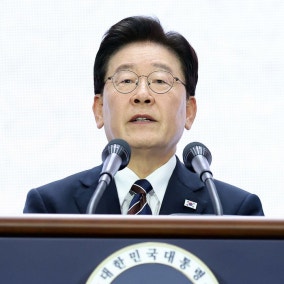 이 대통령 "누군가의 게시글 인용, 과거 모든 주장 동조는 아냐…소통·대화하는 것"