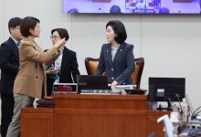 경기대 전 총장 제자 강제추행 혐의 동행명령 발부에도 불출석