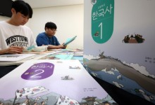 새 역사 교과서 ‘건국절’ 내주고 ‘자유’ 택했다