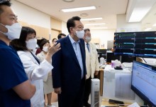 “필수의료 강화하겠다”… 윤 대통령, 심야 응급실 방문