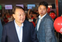 윤, 전한길이 만든 ‘부정선거’ 관람… 무대 인사도 할 듯