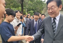 안동에서 선영 참배한 이 대통령 “모두의 대통령 다짐 새겨”