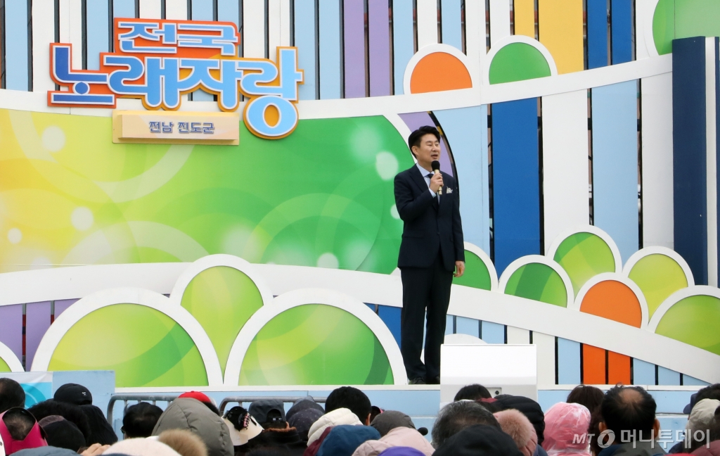 '김신영 후임' <b>남희석</b> "설레발 칠 때 아냐"…'<b>전국노래자랑</b>' 첫<b>녹화</b> 소감