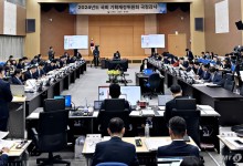 '김여사 vs 김여사' 전현직 영부인 해외순방 놓고 여야 '일진일퇴'