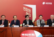 인요한 "조용히 의견 교환" vs 김종혁 "공개의총서 특감 표결"