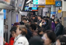 '준법투쟁' 서울 지하철 100대 중 4대는 지연...시민 불편, 파업가나
