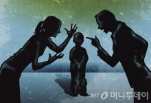 "아빠랑 살겠다고?" 아이 머리채 잡고…출동한 경찰도 폭행한 엄마