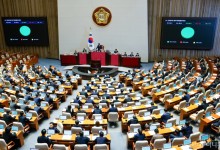 여야, 국회서 尹탄핵 선고 생중계 지켜본다...직후 의총 열고 대응 논의