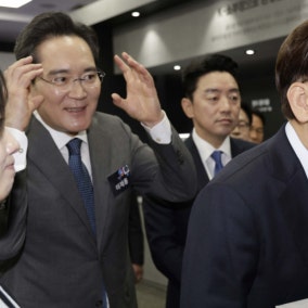"상상이 현실로" 李대통령, 충청 삼성 공장서 OLED 보고 '감탄'