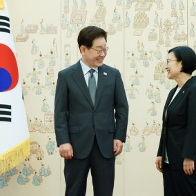 李대통령·한성숙 총리 첫 주례보고…"창업·규제 등 근본적 혁신" 당부