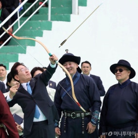 李 대통령, 몽골 나담축제 개막식 참석…전통 활쏘기 체험도
