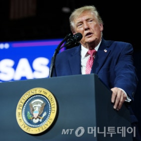 '지지율 31% 최저' 트럼프, 중간선거 4억달러 쏟아붓고 반전 노린다