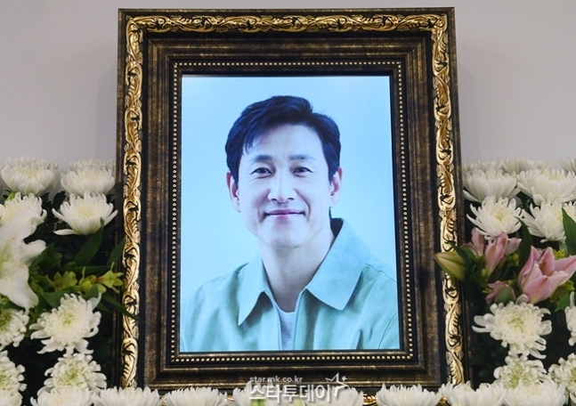 ‘<b>법쩐</b>’ 배우들, 故이선균 비보에 ‘SBS <b>연기대상</b>’ 불참[공식]