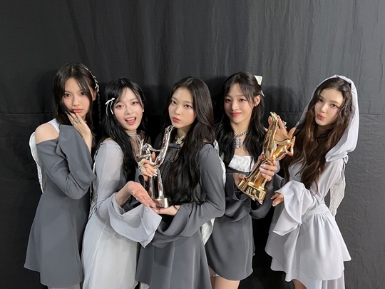 뉴<b>진스</b>, ‘<b>골든디스크</b>’ <b>음원</b> 대상 포함 2관왕...압도적 인기
