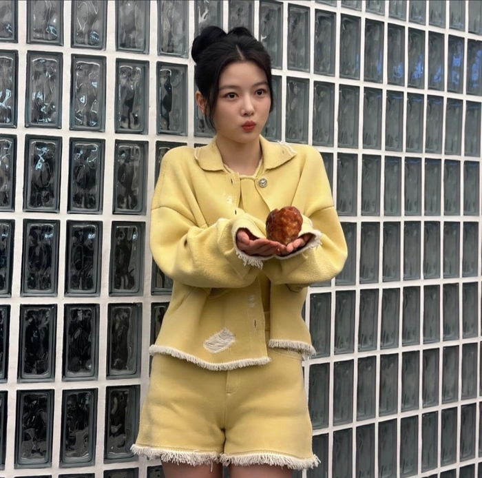 <b>김유정</b>, 이렇게 예뻐도 되나? <b>닭강정</b> 들고 ‘찰칵’