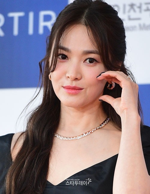 <b>송혜교</b>, <b>노희경 작가</b> 신작 출연할까 “긍정 검토” [공식]