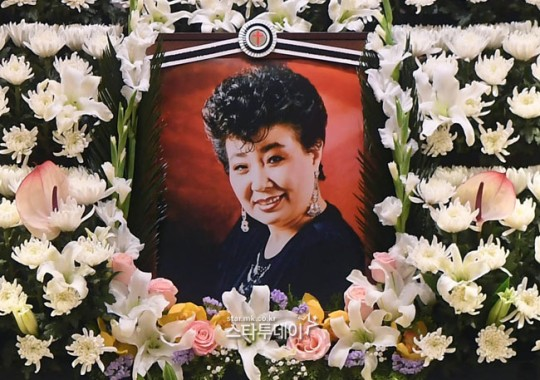 故 <b>현미</b>, 오늘(4일) 1주기…‘<b>밤안개</b>’로 떠난 영원한 디바