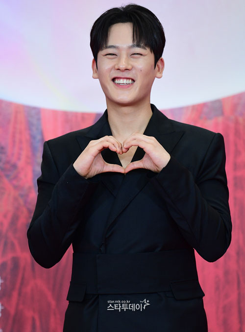 ‘무빙’ <b>이정하</b>, TV <b>신인상</b> “임신한 아내 두고 떠난 형님께 상 바칠 것”[백...