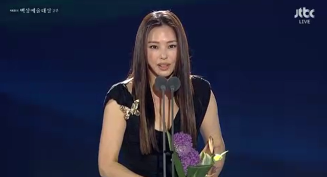 At the dazzling stage of COEX in Gangnam, Seoul, during the "60th Baeksang Arts Awards," actress Lee Hanee shone brightly as she clinched a remarkable achievement