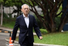 故김민기 빈소 찾은 유인촌 “학전 잘 가꾸어 나가겠다”