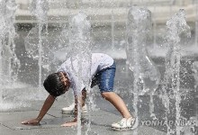 “휴가철 나가도 덥고 집에 있어도 덥네”…서울 밤 최저 28도 넘어서