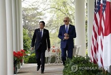 다 내려놓은 바이든…‘총리 연임 포기’ 기시다 보며 한 말이