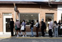 노벨상 작가님이 직접 운영한다고?…‘3평’ 골목책방 앞은 인산인해