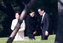 그때처럼 위기 돌파할까…부친 묘소 찾은 삼성 회장, 어떤 결심을