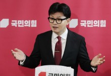 게시판 갈등에 입 연 한동훈 “이 중요한 시기에 당 대표 흔들려는 것”