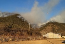 대구 군위군 야산서 산불…헬기 18대, 인력 372명 투입해 진화중