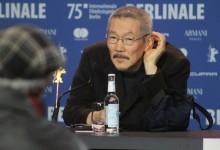 ‘만삭’ 김민희와 출국했는데…홍상수 나홀로 포토타임